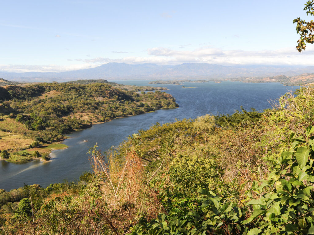 SAL02_LakeSuchitlanSuchitoto_shutterstock181738310_free