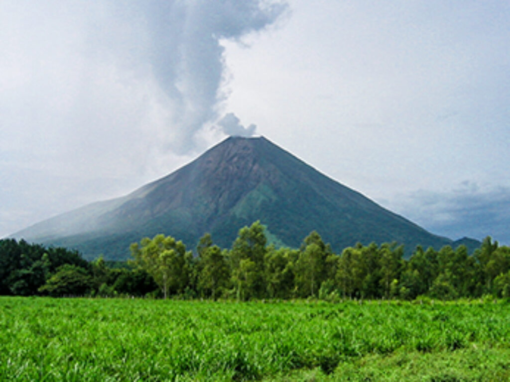nic10-climb-an-active-volcano-free-ra